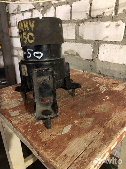 Тойота Камри 50 опора передняя с кронштейном