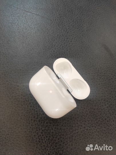 Б/у кейс от AirPods 3 комплекта наушников