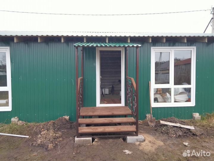Козырек над крыльцом