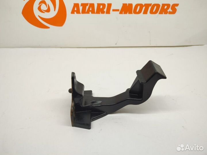 Крепление домкрата заднее правое Toyota Mark2