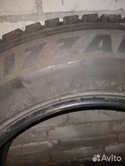 Bridgestone Blizzak Spike-01 235/65 R17 108T