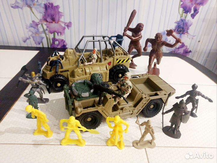 Военная техника,солдаты, пещерные люди Пакетом