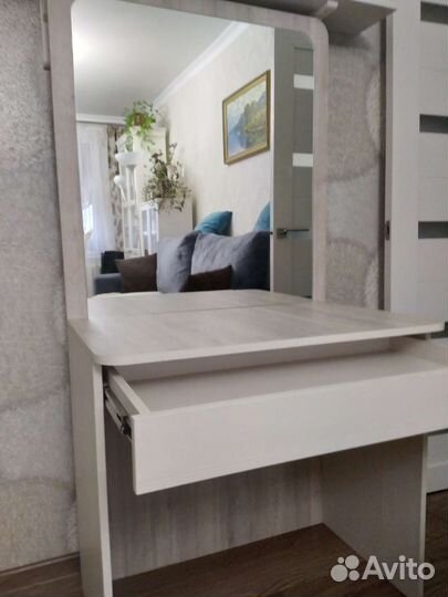 Туалетный столик с зеркалом бу