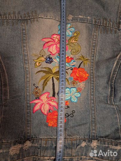 Джинсовая куртка с вышивкой