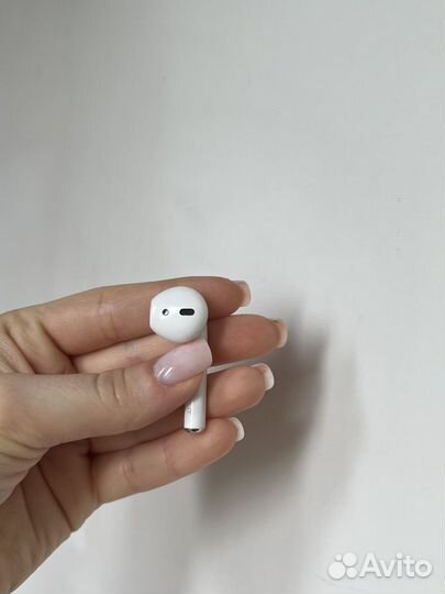 Кейс и правый наушник AirPods 2