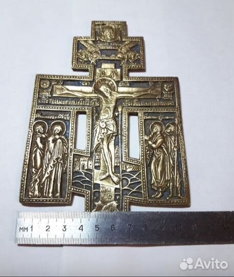 Крест с предстоящими