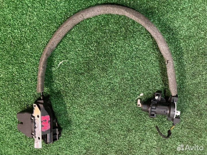 Замок крышки багажника задний Mercedes-Benz