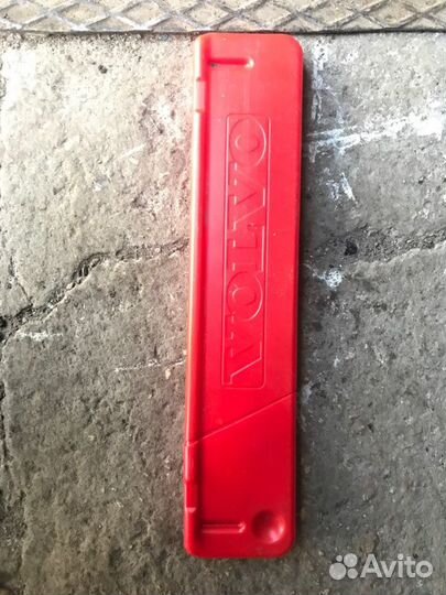 Знак аварийной остановки Volvo разные