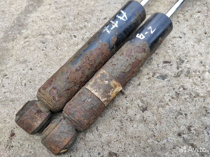 Амортизаторы задние на Opel Zafira B