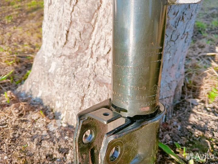 Передня стойка амортизатора duster