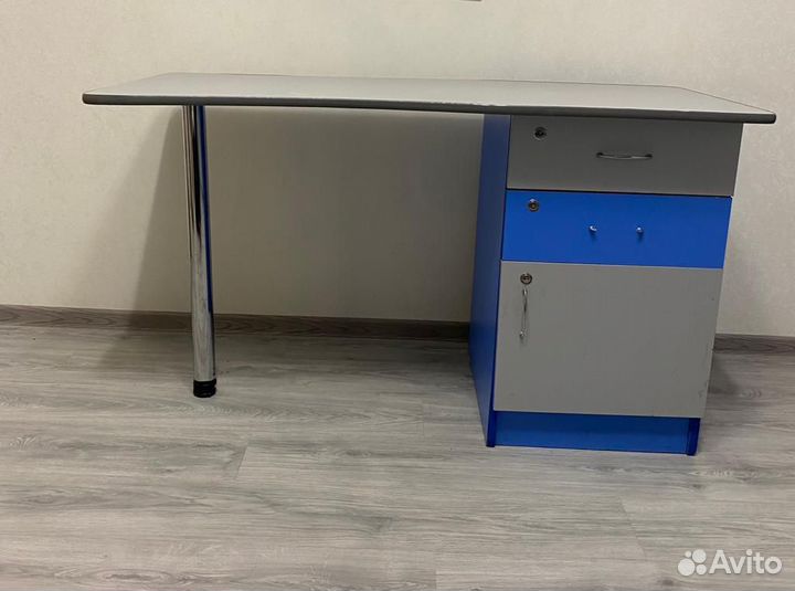 Маникюрный стол