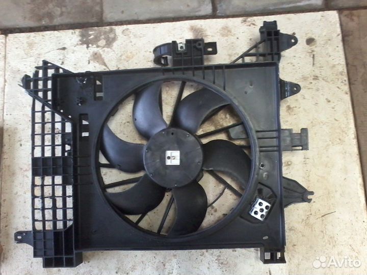 Диффузор ветилятора охлаждения Рено Дастер в сборе