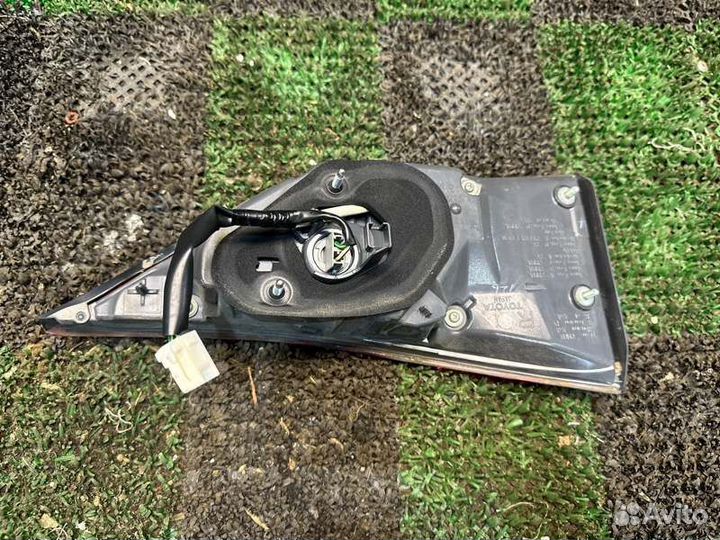 Фонарь в крышку багажника правый Lexus Gs 4