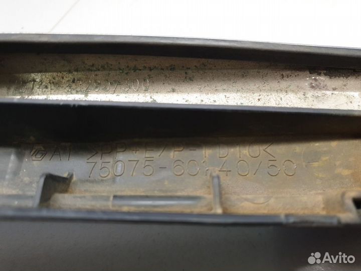 Молдинг задней правой двери Toyota Land Cruiser 20