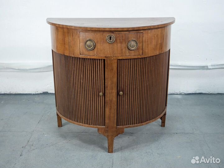 Полушкаф с дверцами-шторами 1770-х гг