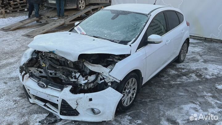 Отражатель в бампер задний левый Ford Focus 3 1763040