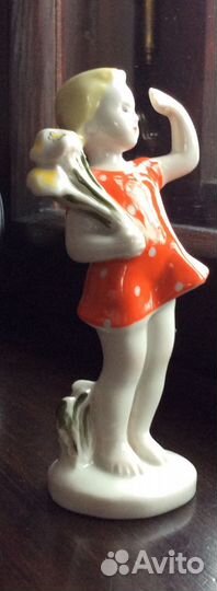 Фарфоровая статуэтка девочка с цветами лфз