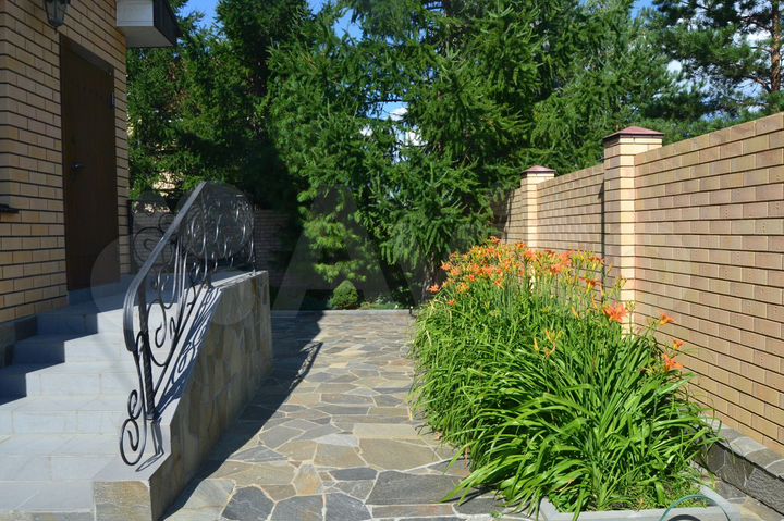 Коттедж 321 м² на участке 12 сот.