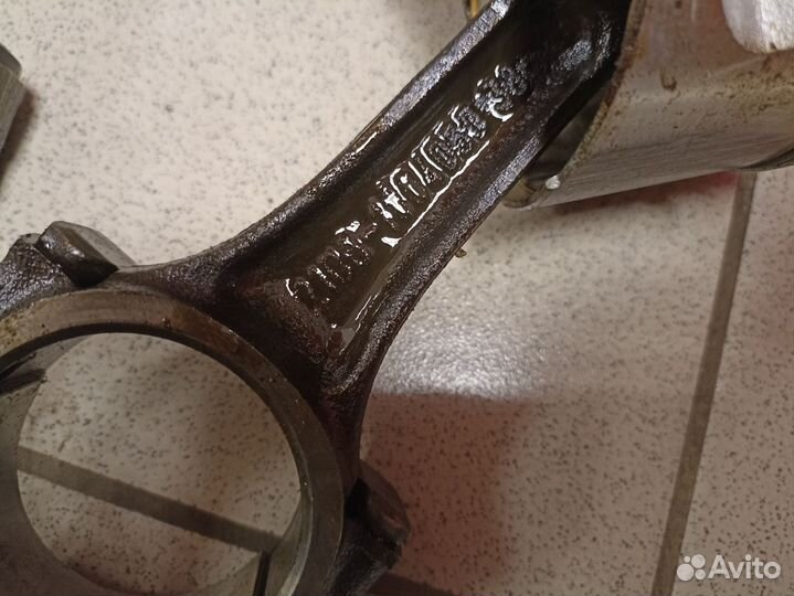 Комплект поршней с шатунами 21083