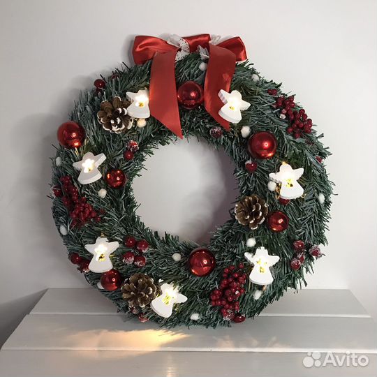 Рождественский венок с гирляндой