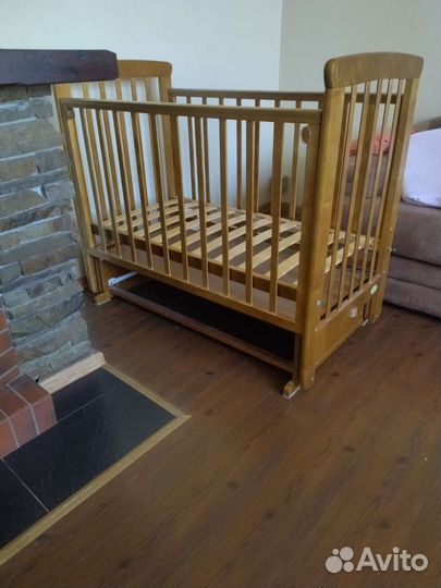 Детская кроватка с маятником и ящиком