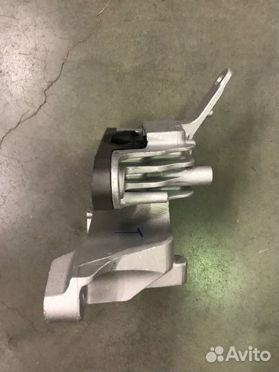 Кронштейн опоры двигателя левый SX11 1077106000