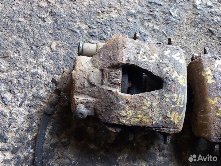 Суппорт передний Фольксваген Гольф5 1.4