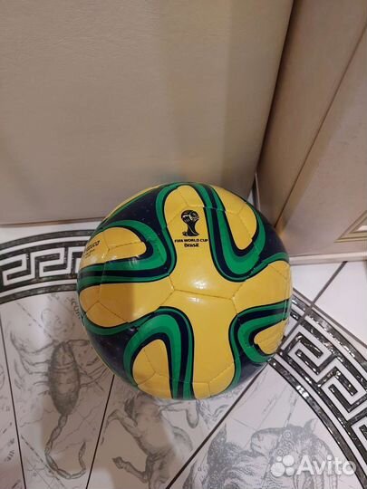 Футбольный мяч adidas brazuca sala