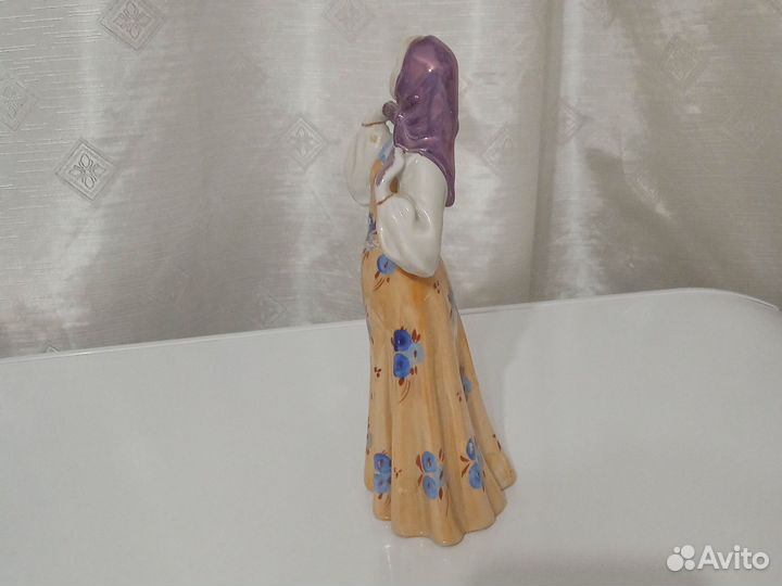 Фарфоровая статуэтка танцующая девушка дулево СССР