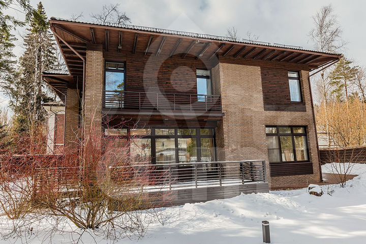 Дом 386 м² на участке 9 сот.