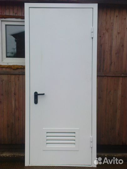 Двери железные с вентиляционной решеткой