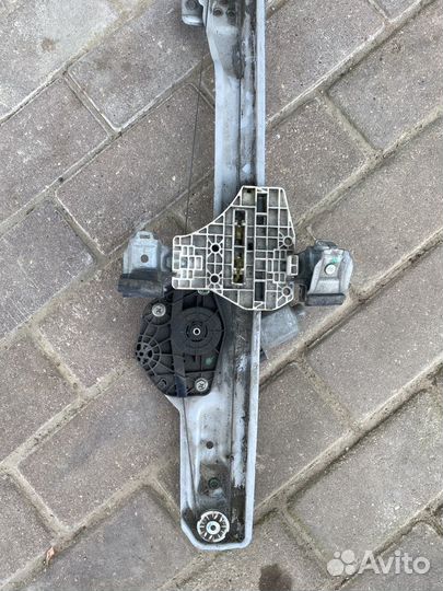 Задний правый стеклоподъемник Chevrolet Tahoe IV