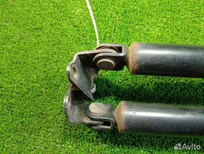 Амортизатор двери багажника Toyota Hiace KZH106