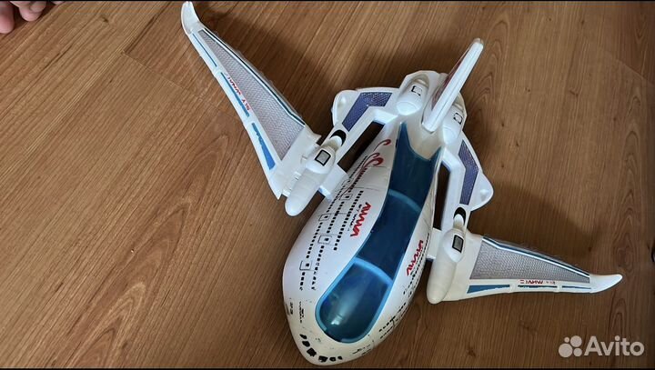 Самолет светится крутится