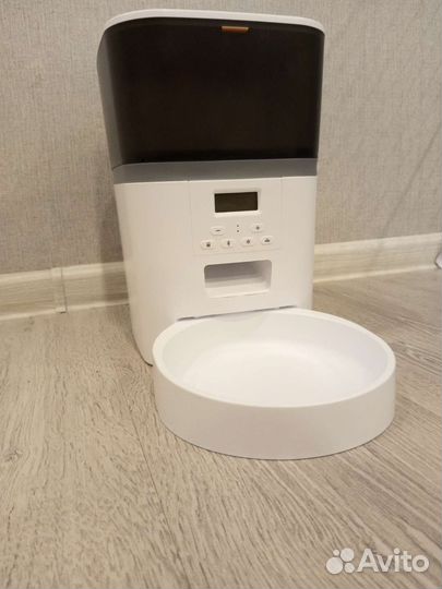 Автоматическая кормушка для собак и кошек