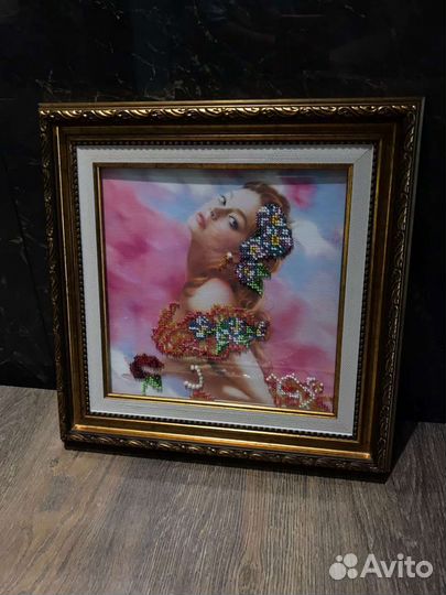 Картина из бисера ручной работы девушка