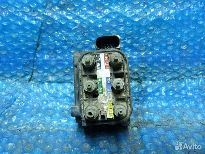 Блок клапанов пневмоподвески Mercedes A2123200358