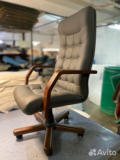 Офисное кресло