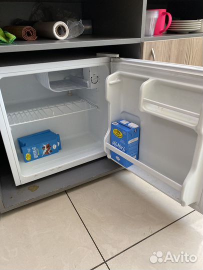 Тумбы и холодильник