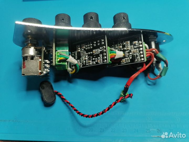 Трёх-полосный onboard bass preamp c параметрикой