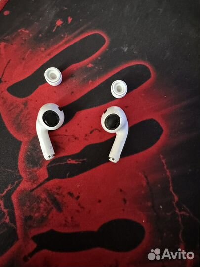 Правый наушник AirPods Pro