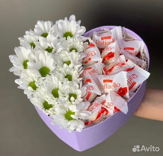 Коробка цветов со сладостями, подарок, конфеты