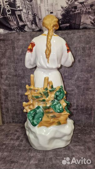 Фарфоровая статуэтка гадание на ромашке