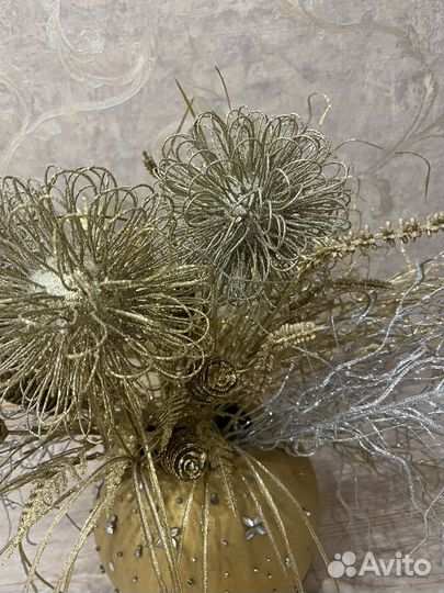 Ваза с шикарными цветами блестящими