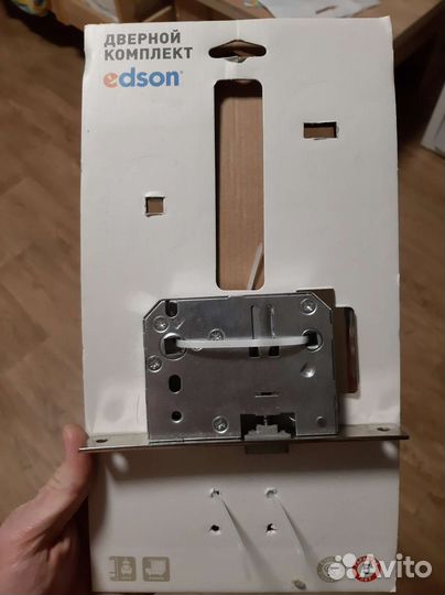 Замки и уплотнитель для дверей