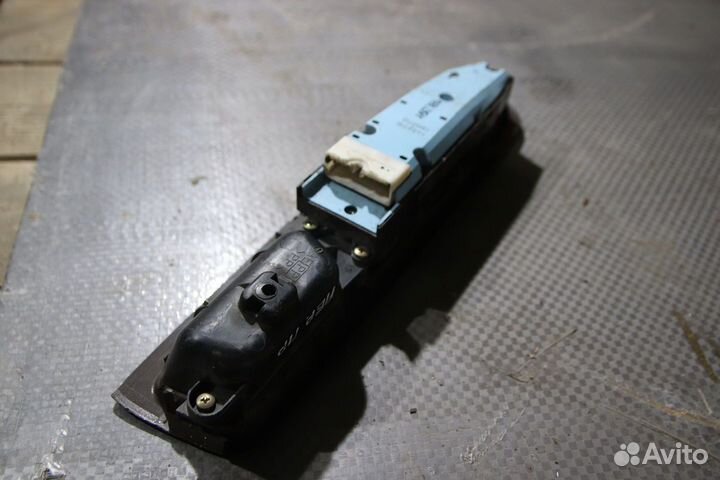 Кнопки стеклоподьемника на Тойота Креста Х90