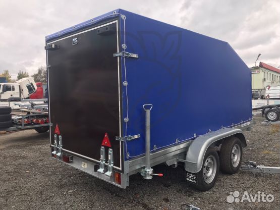 Прицеп фургон с задним трапом для заезда техники