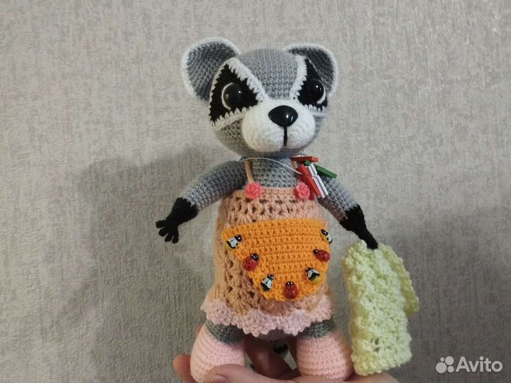 Енот полоскун, ручная работа