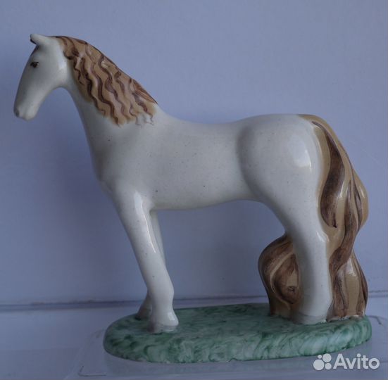 Авторская фарфоровая статуэтка Лошадь,Н.Пензина
