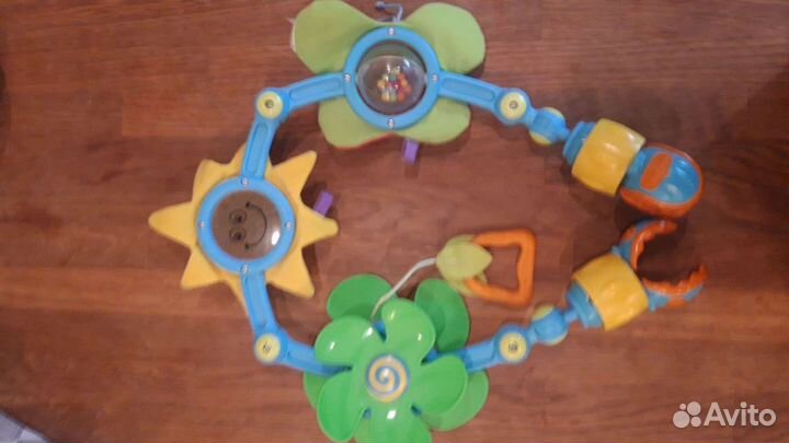 На коляску игрушка дуга Тини лове